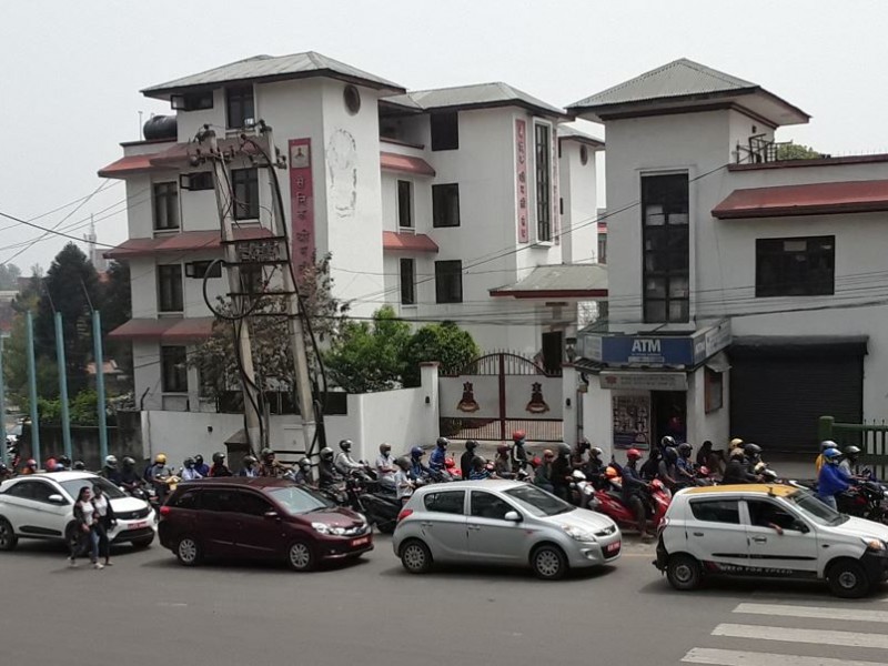 तेल भर्न उपत्यकाका पम्पहरुमा लामो लाइन, अभाव हुने त्रास फैलियो
